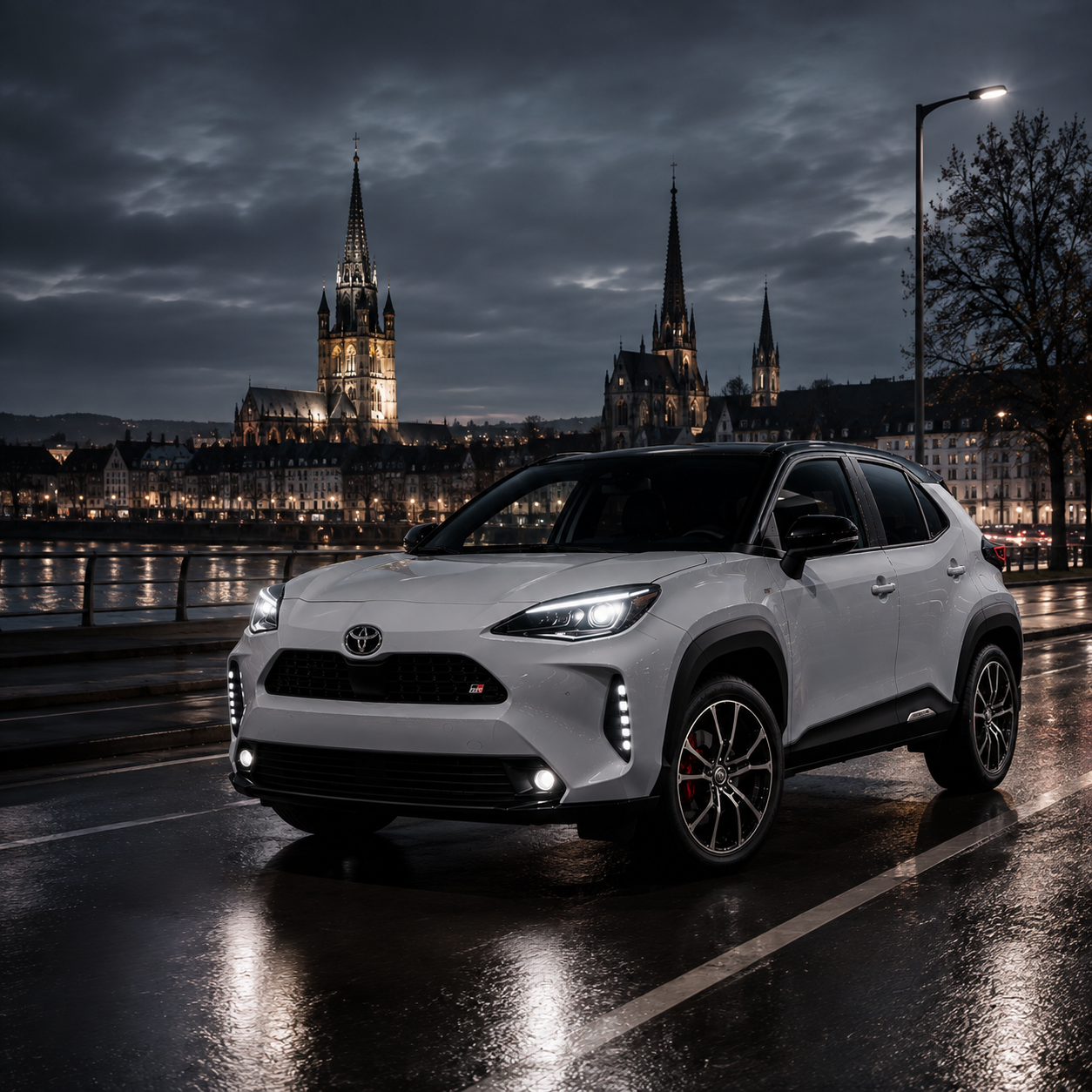 Toyota Yaris Cross de nuit sur les quais de Rouen